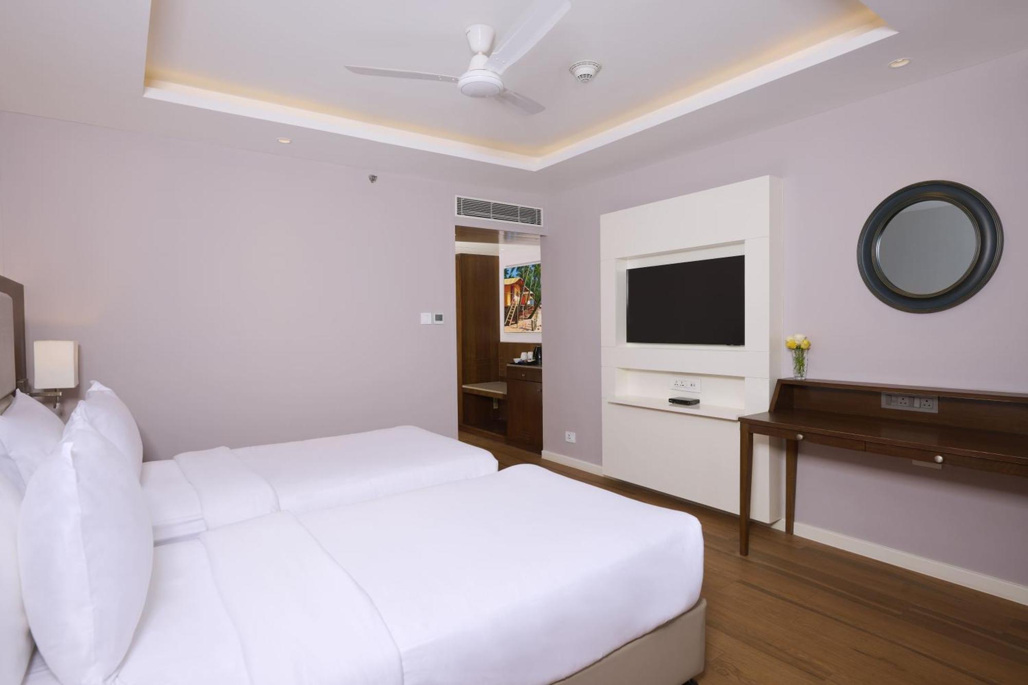 Golden Tulip Vagator Goa Exterior foto